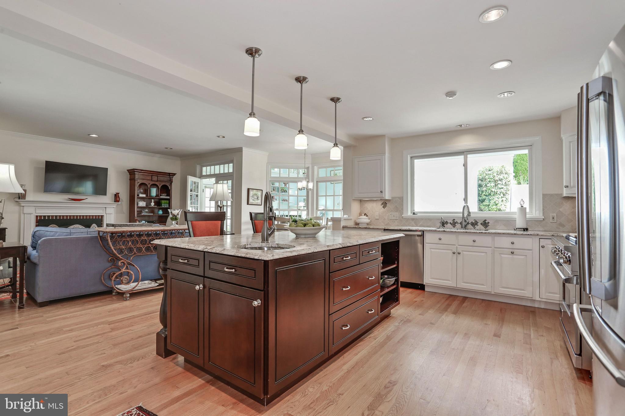 COUNTRY CLUB HILLS - Residential