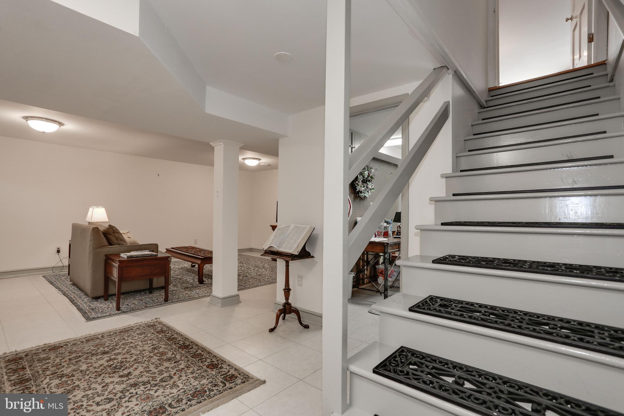 COUNTRY CLUB HILLS - Residential