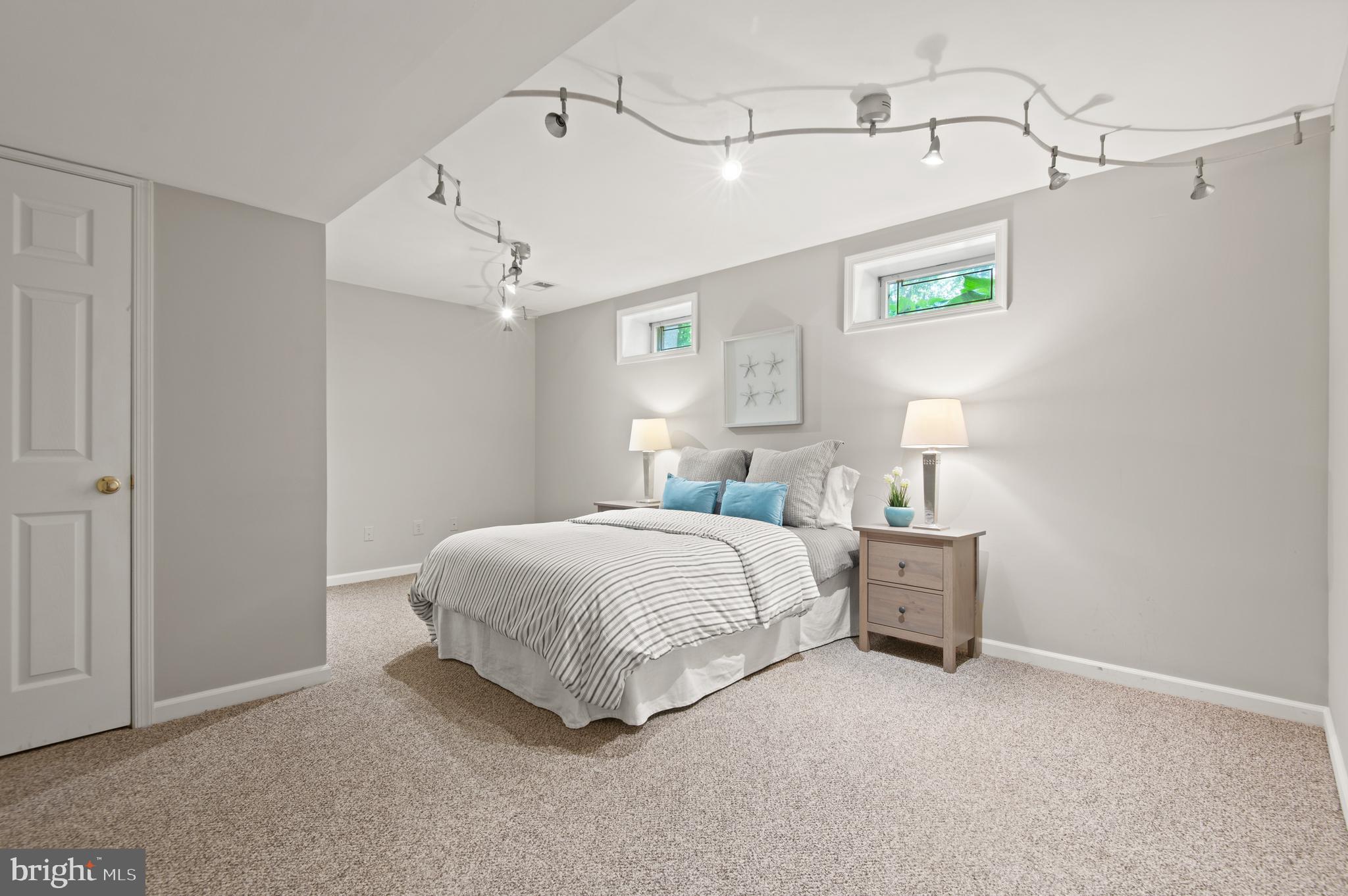 HENDERSON HILL - Residential