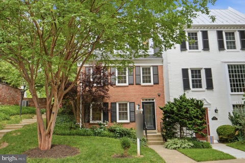 Photo of 6740 Towne Lane Road, MCLEAN, VA 22101 (MLS # VAFX2331800)