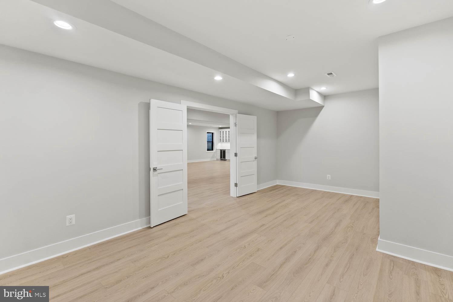 VIENNA WOODS - Residential