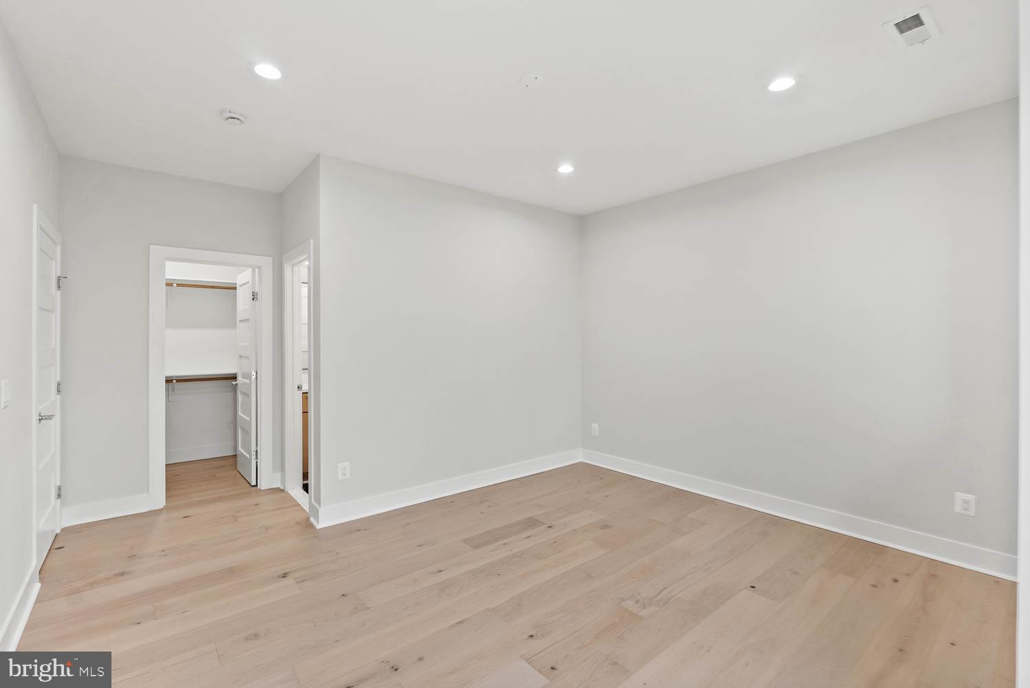 VIENNA WOODS - Residential