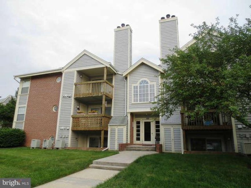 Spacious top floor condo with vaulted ceilings, fireplace and balcony overlooking common area.  Spotless and tidy with open floor plan making the condo feel larger than it appears.  Kitchen with breakfast bar plus a dining/living room combo.  Master bedroom with three closets and a full bath.  Bedrooms will be painted before move-in.  Great location near shopping, restaurants, 695, 97 and 895.
