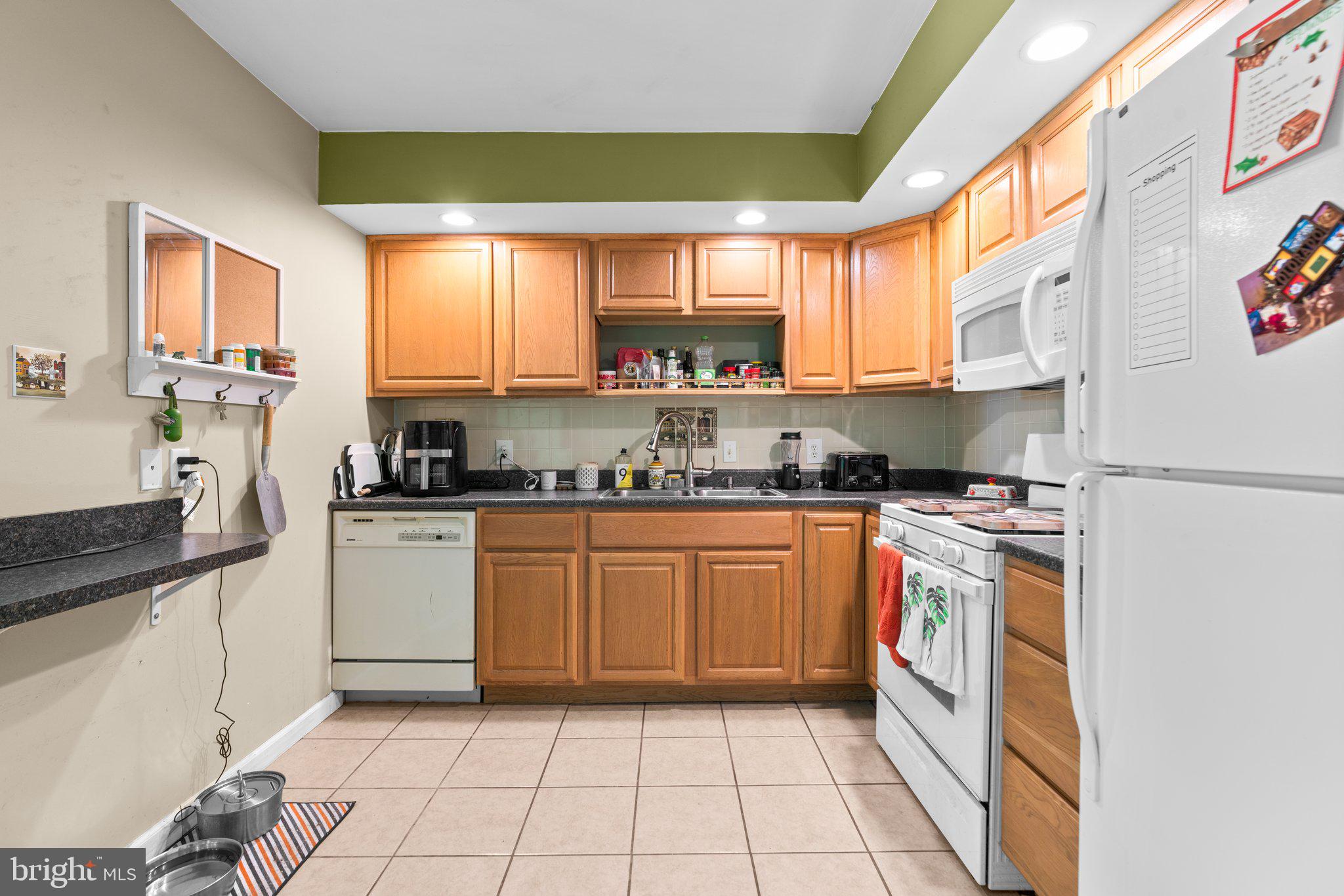 COUNTRY CLUB ESTATES - Residential