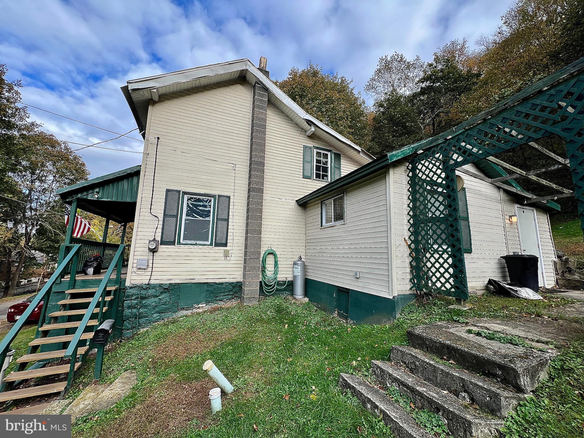 87 RAILROAD STREET