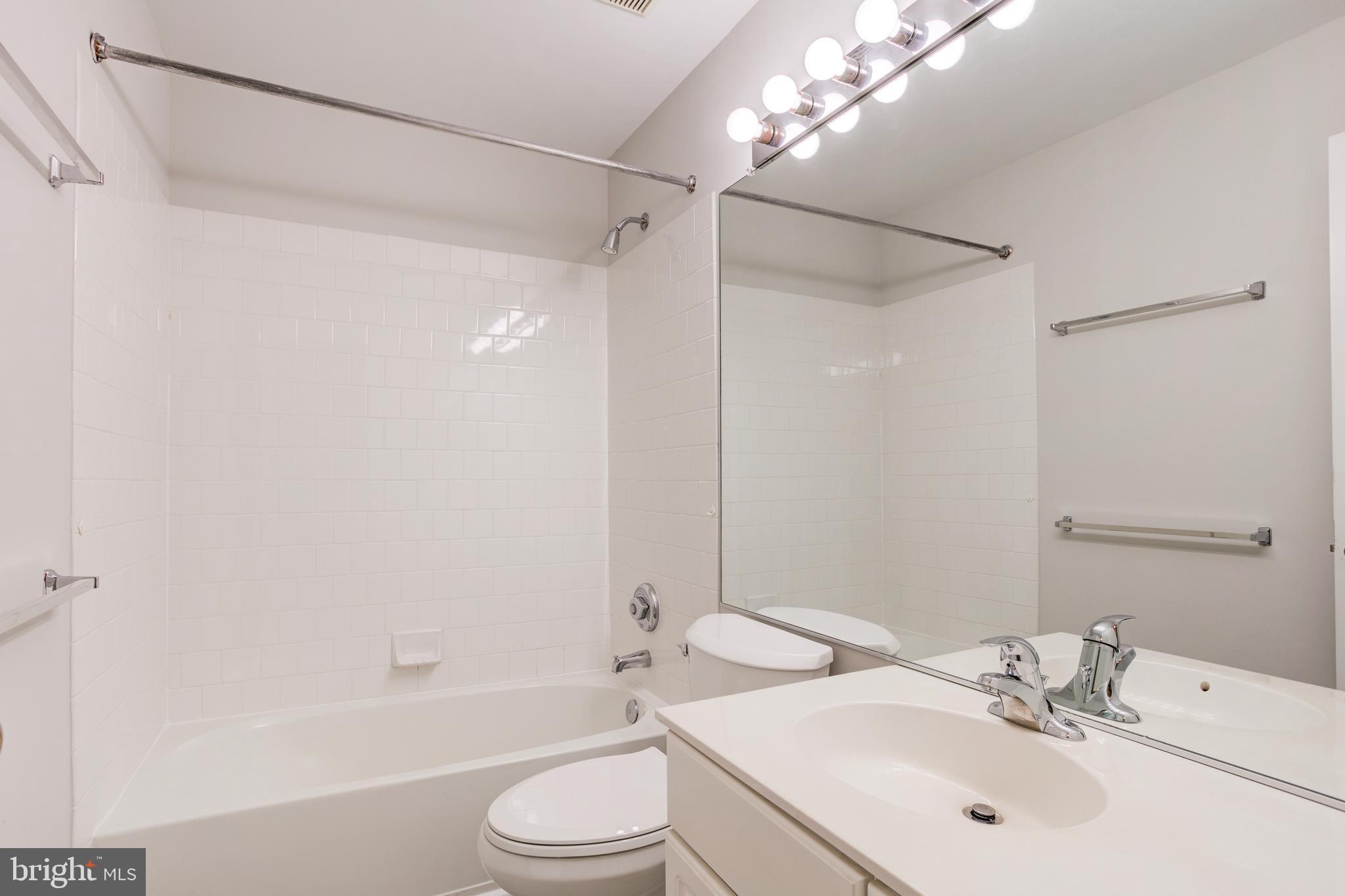 ISLAND CREEK - Residential Lease