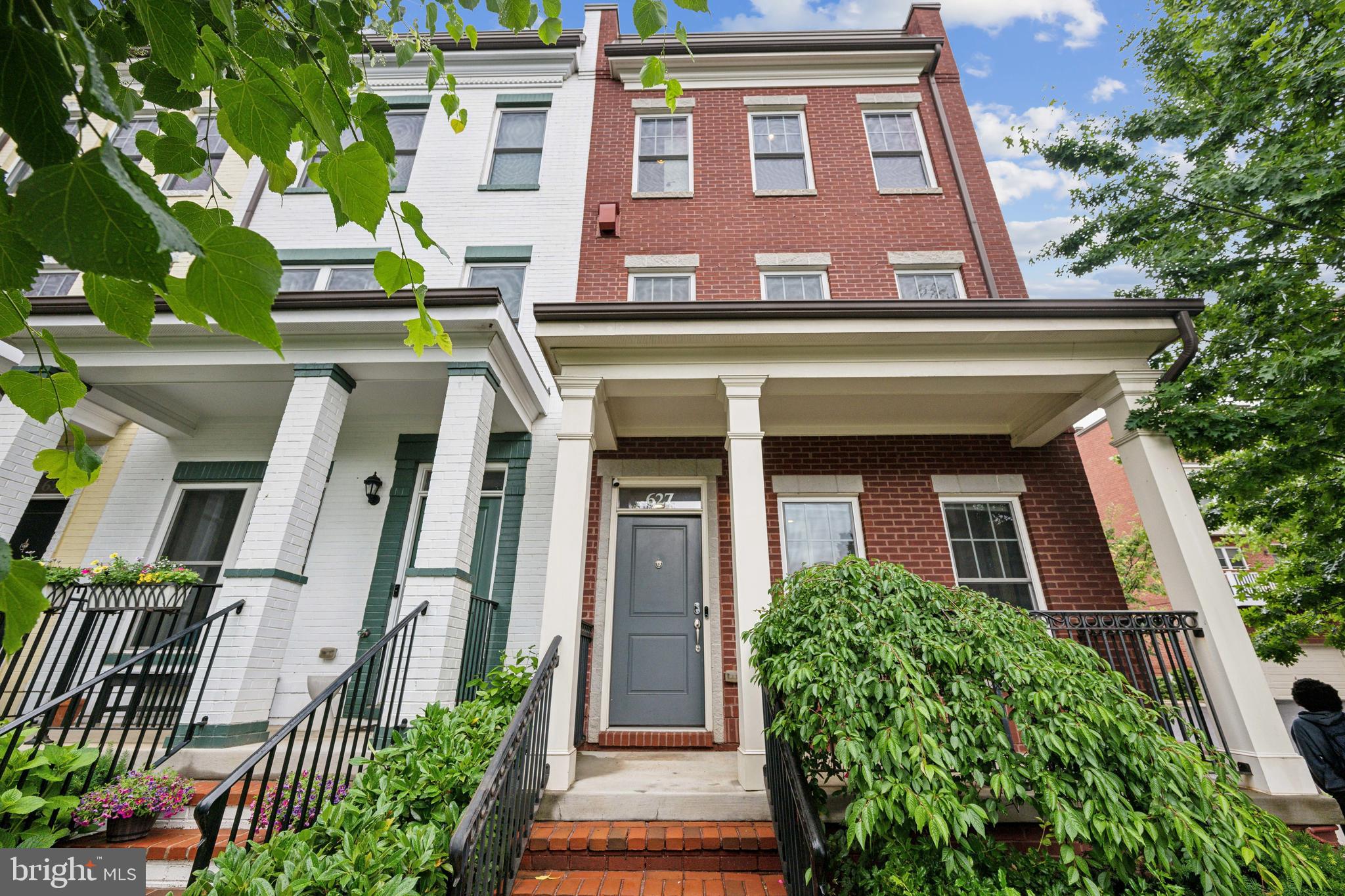 627 REGENT PLACE NE