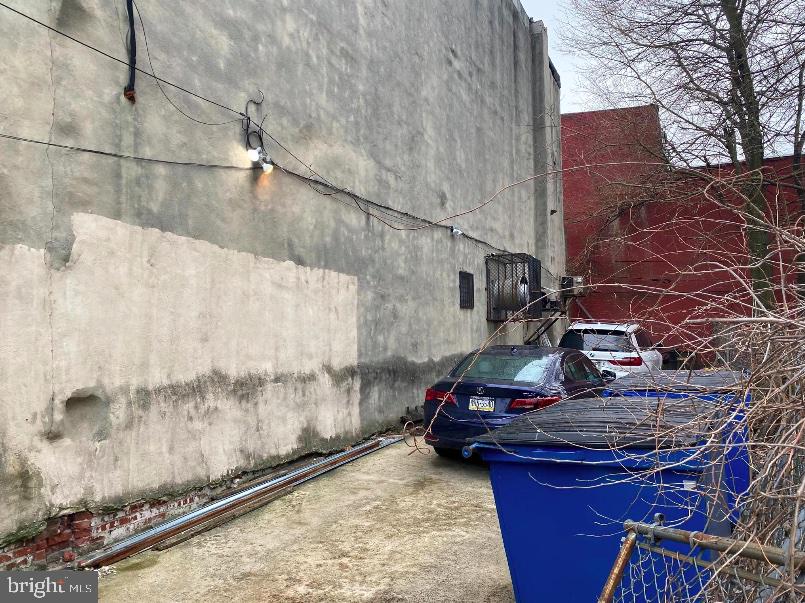 STRAWBERRY MANSION - Land