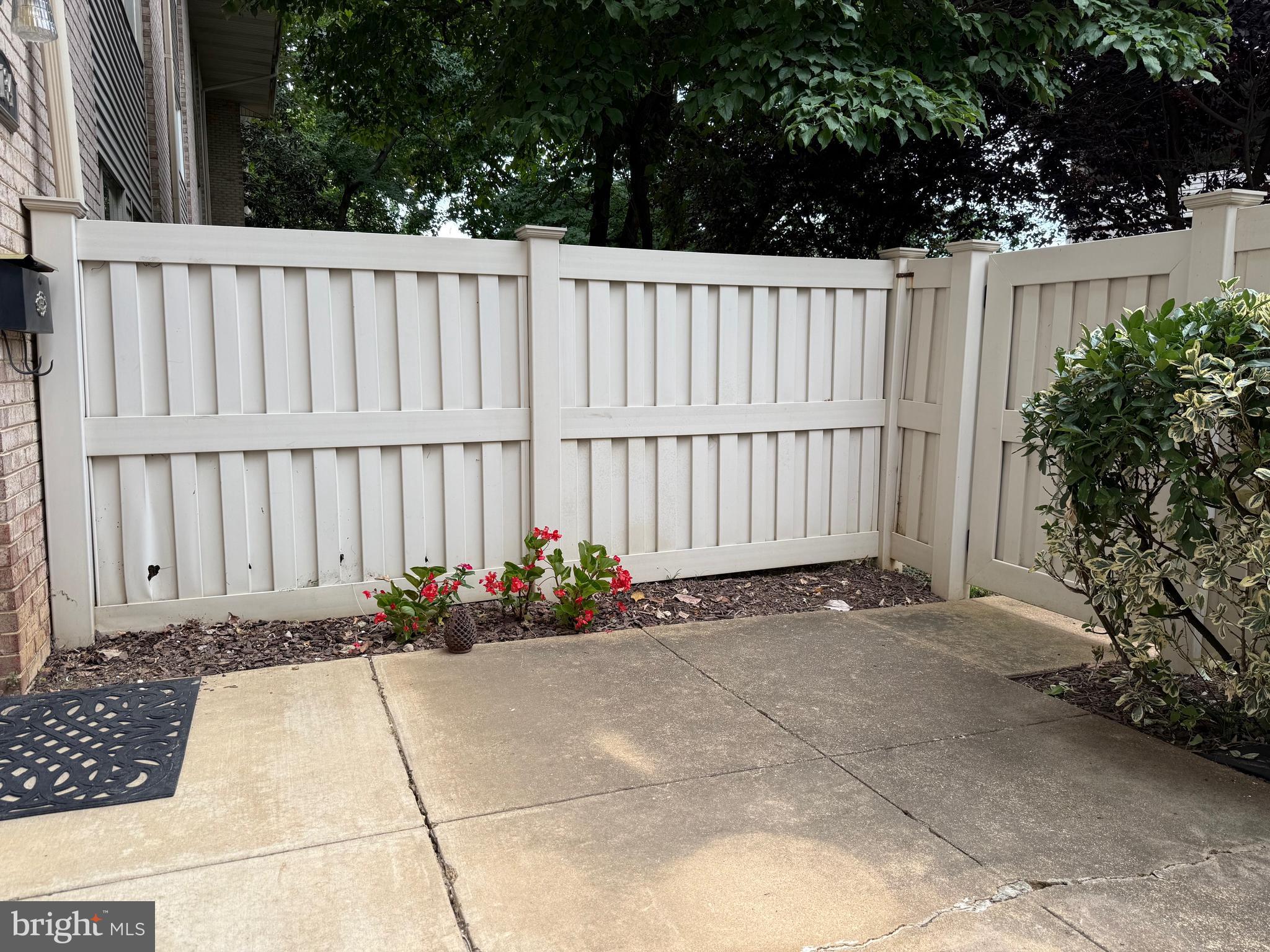 FALLS PLAZA - Residential