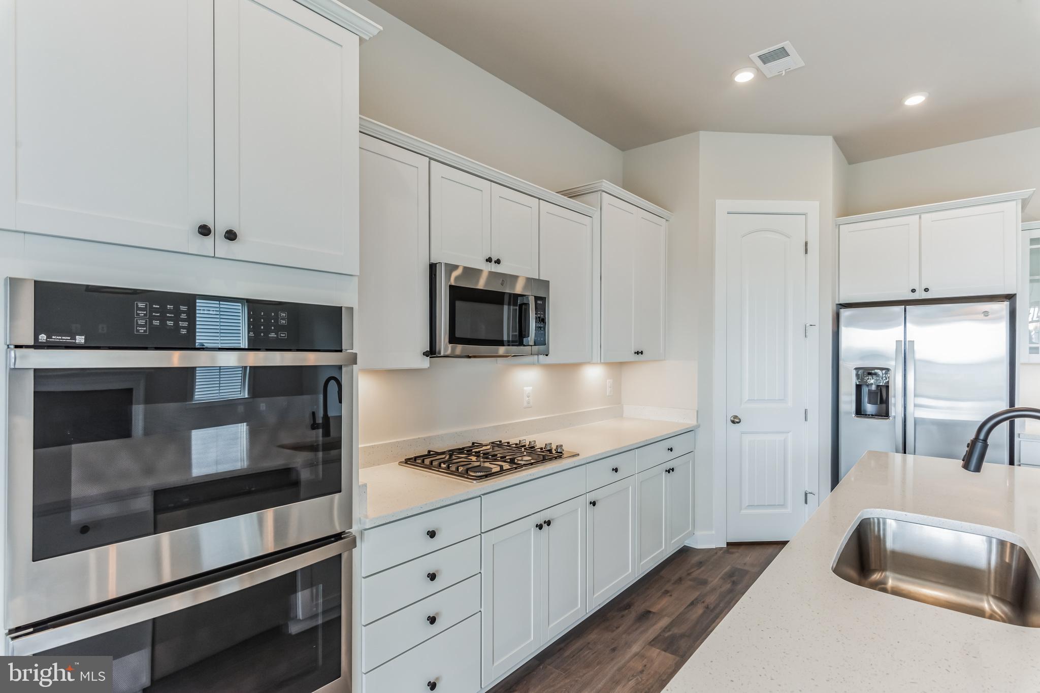 21 GOLDEN RAINTREE COURT