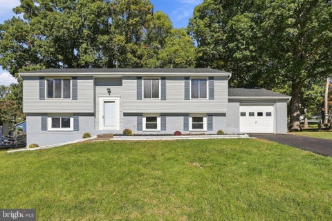 Photo of 905 E Roanoke Road, STERLING, VA 20164 (MLS # VALO2136222)