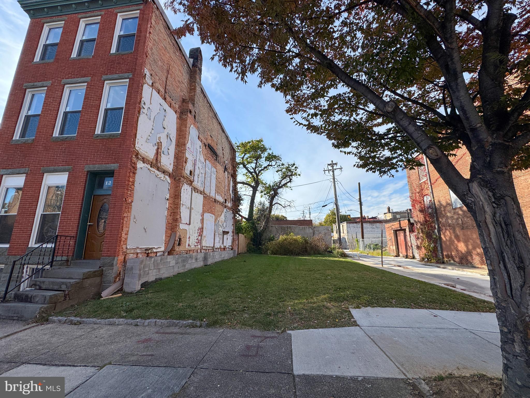 Main image without alt text