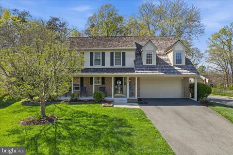 8006 Oak Hollow Lane, Fairfax Station, VA MLS: VAFX2296878