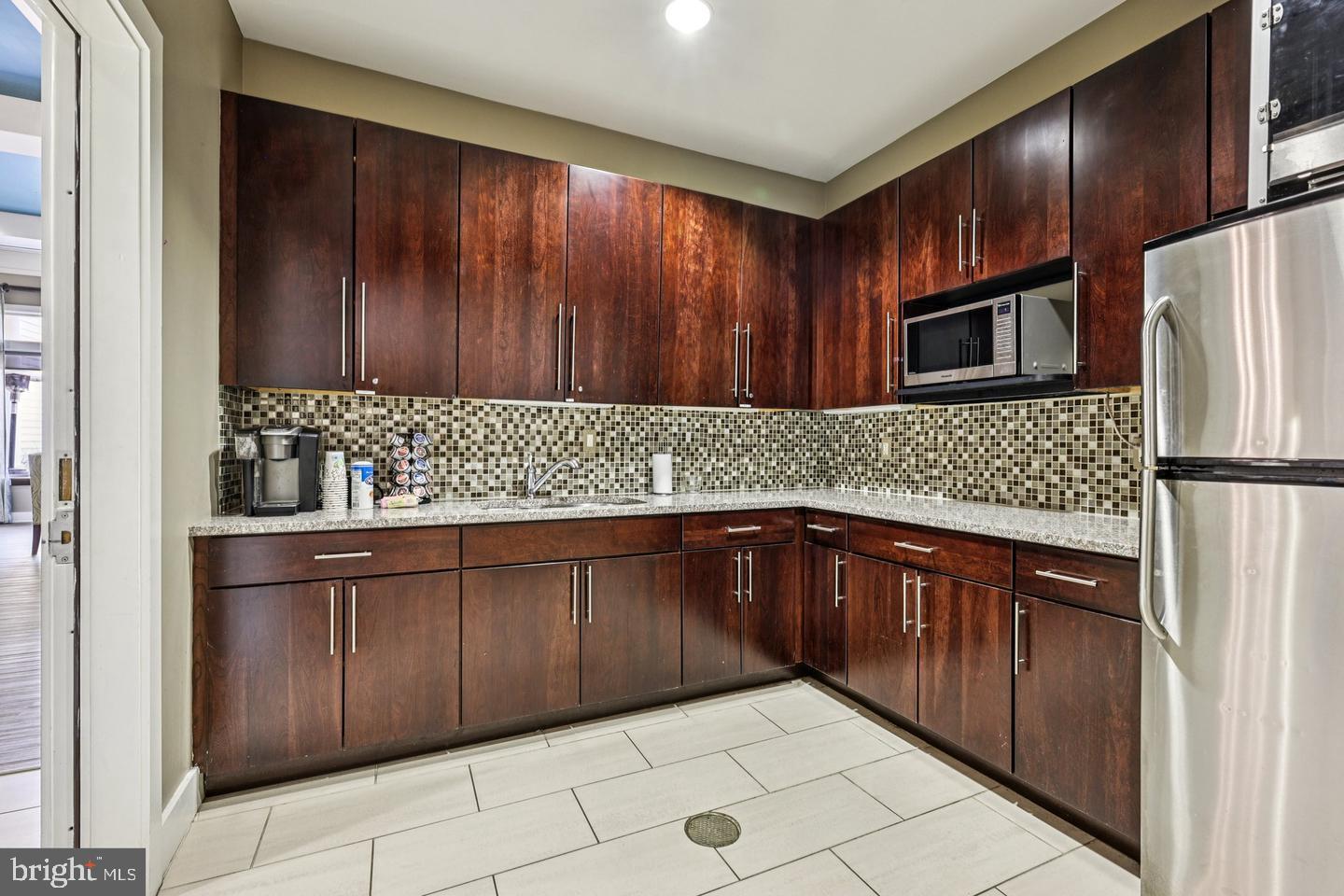 LINDEN ROW CONDOMINIUM - Residential Lease