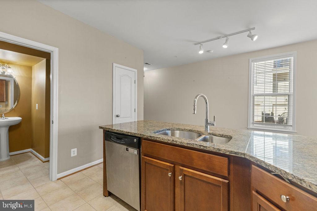 LINDEN ROW CONDOMINIUM - Residential Lease