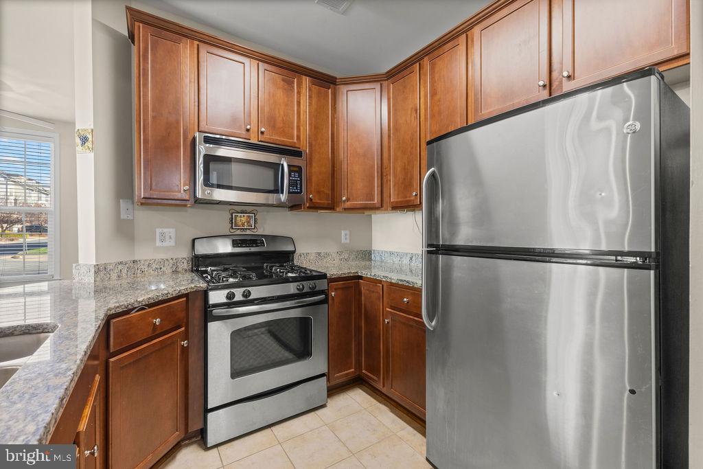 LINDEN ROW CONDOMINIUM - Residential Lease