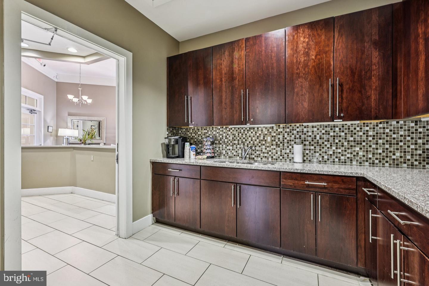 LINDEN ROW CONDOMINIUM - Residential Lease