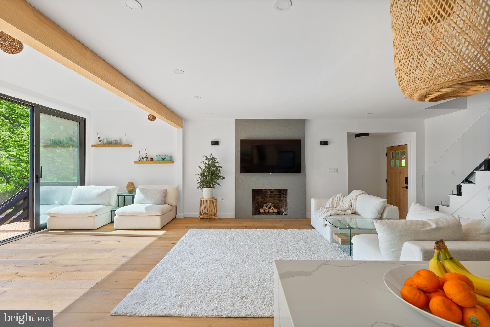 101 LAKESHORE DR