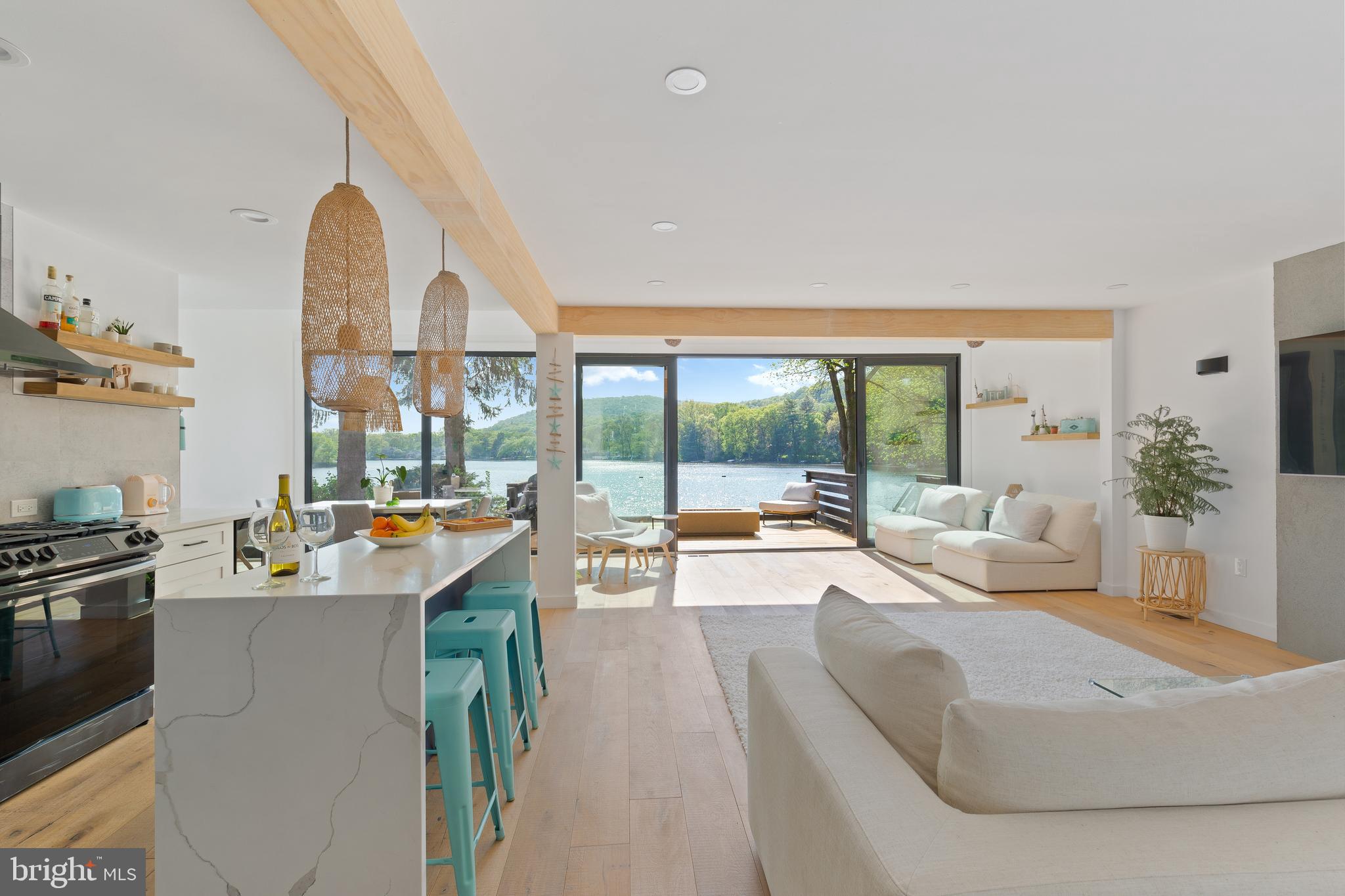 101 LAKESHORE DR