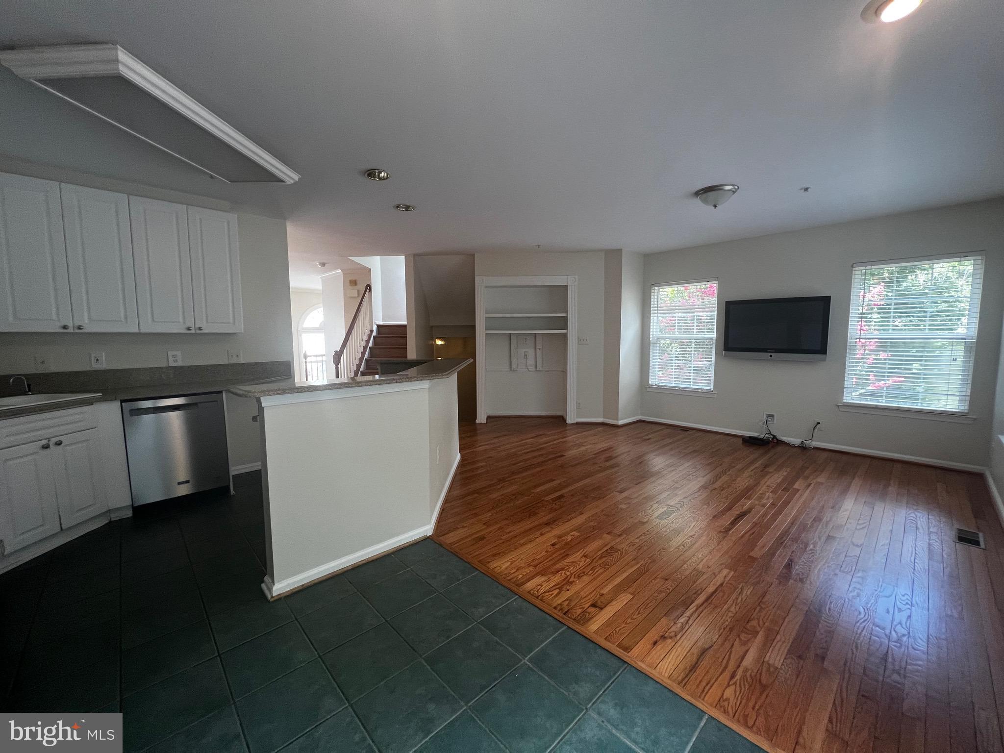 MONTGOMERY VILLAGE - Residential Lease