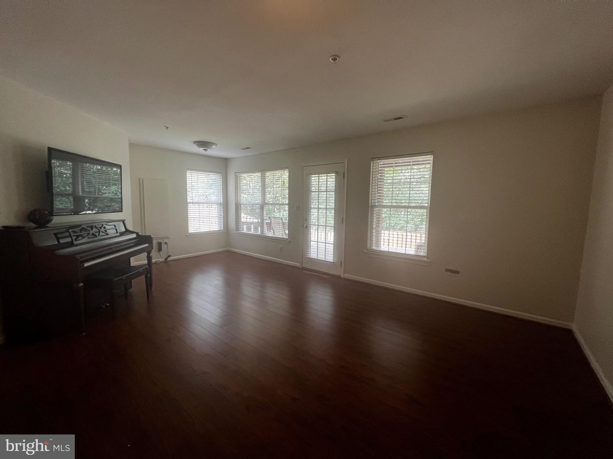 MONTGOMERY VILLAGE - Residential Lease