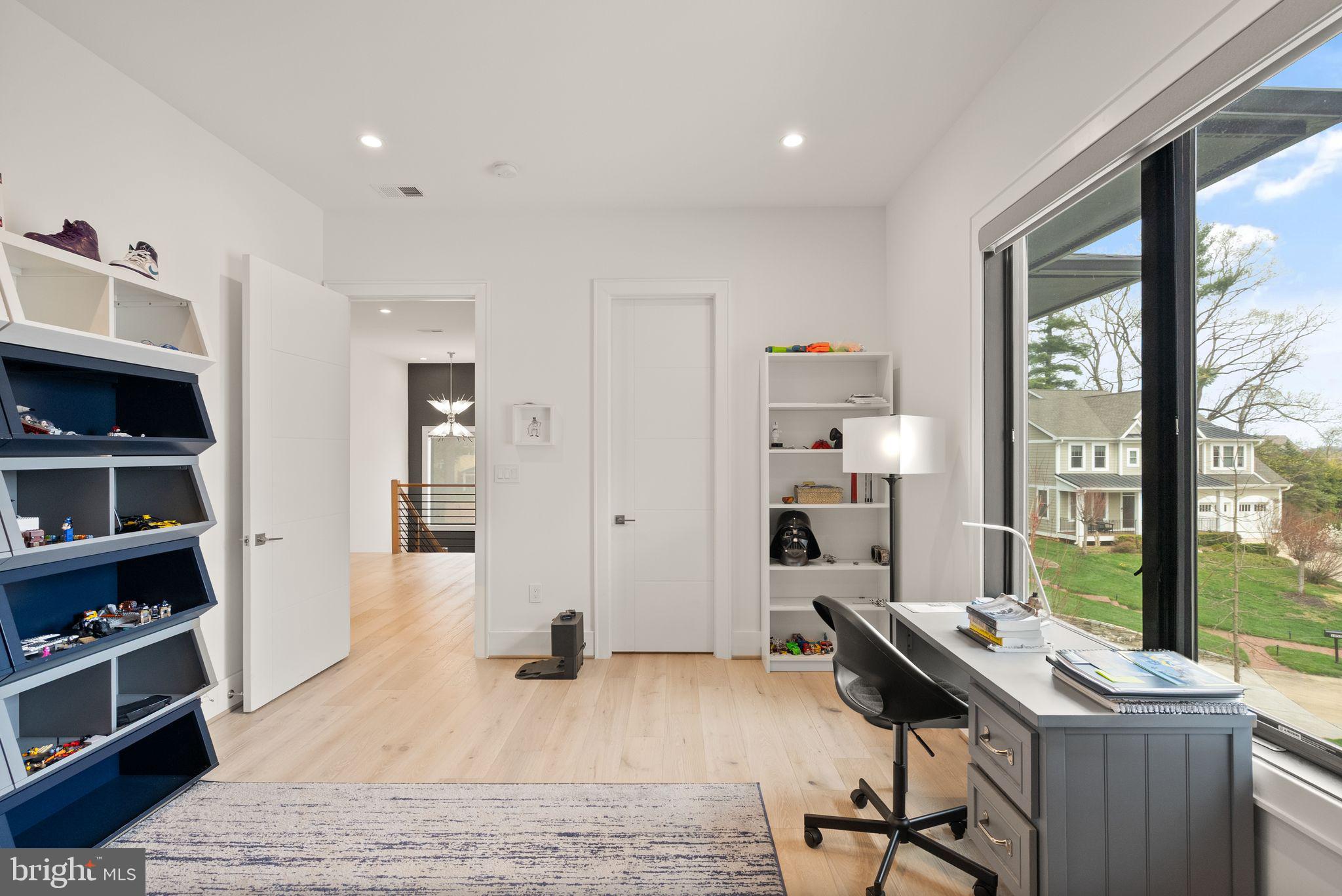 LANGLEY MANOR - Residential