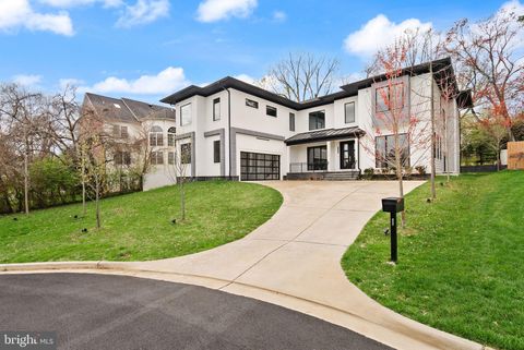 Photo of 1054 Kinglet Court, MCLEAN, VA 22101 (MLS # VAFX2305306)