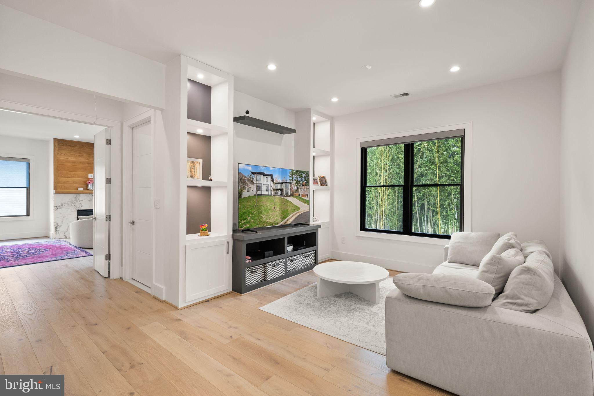 LANGLEY MANOR - Residential