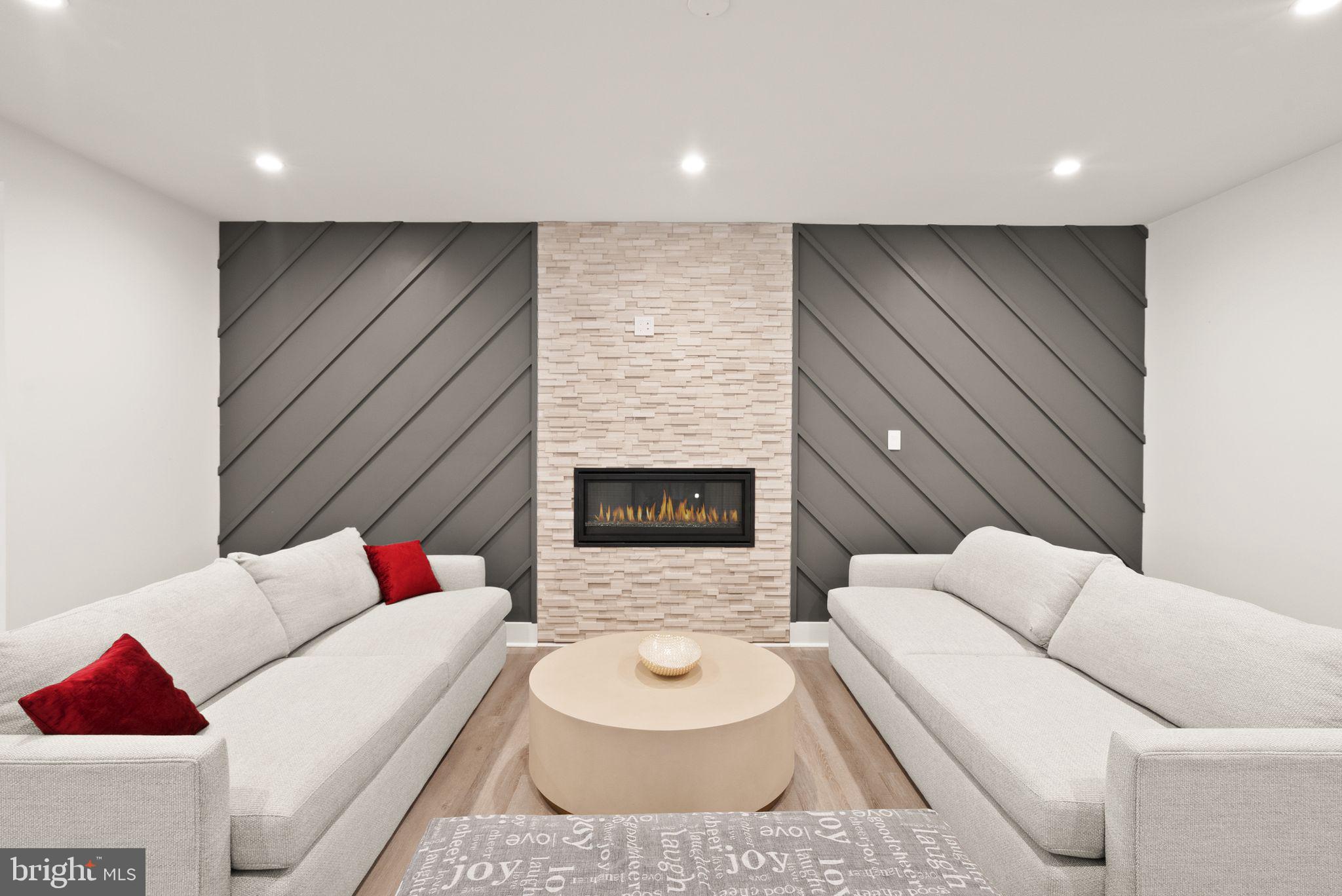 LANGLEY MANOR - Residential