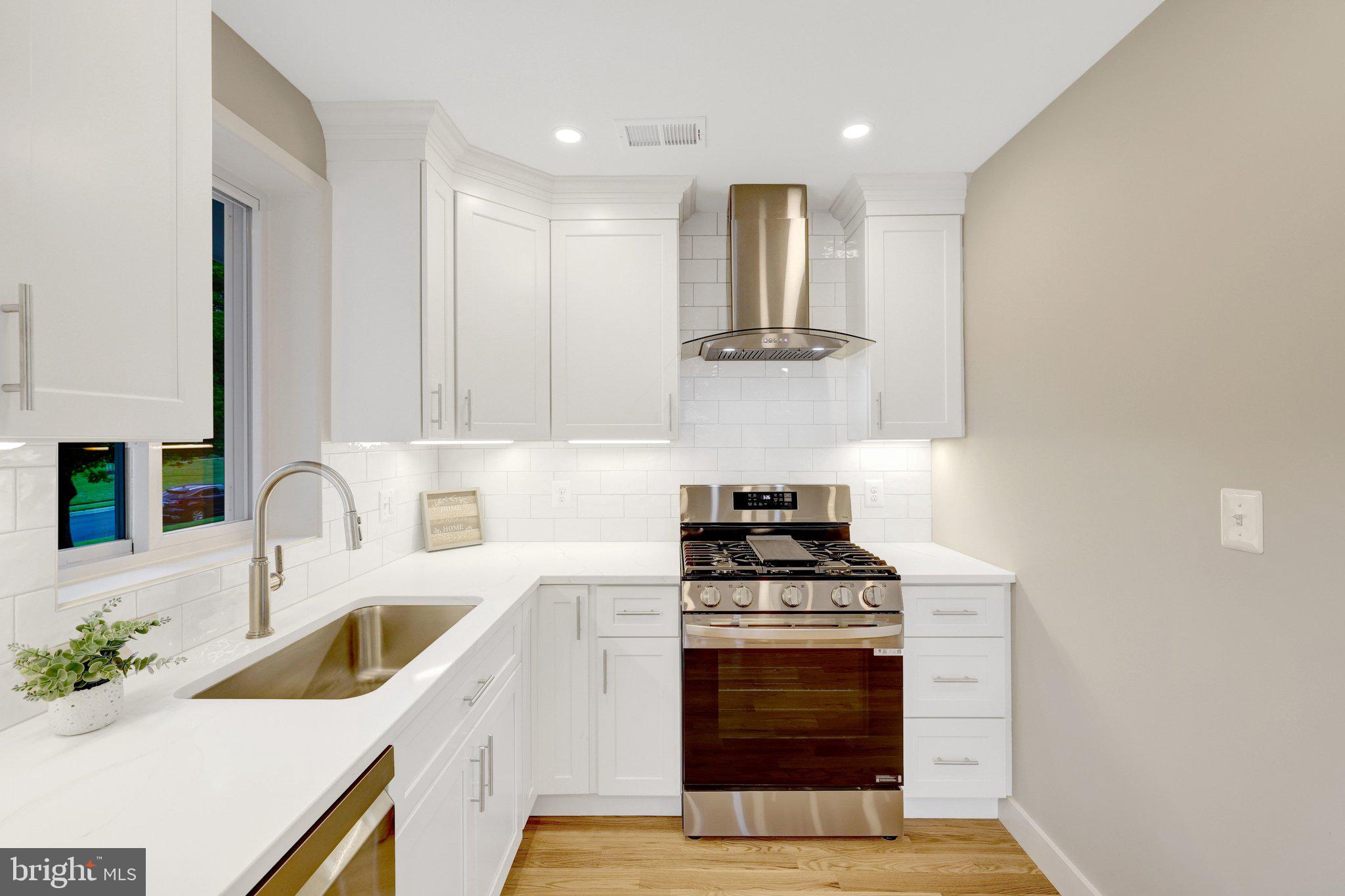 COUNTRY CLUB HILLS - Residential