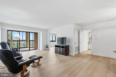 15100 Interlachen Drive Unit 4-822, Silver Spring, MD 20906 - #: MDMC2250676