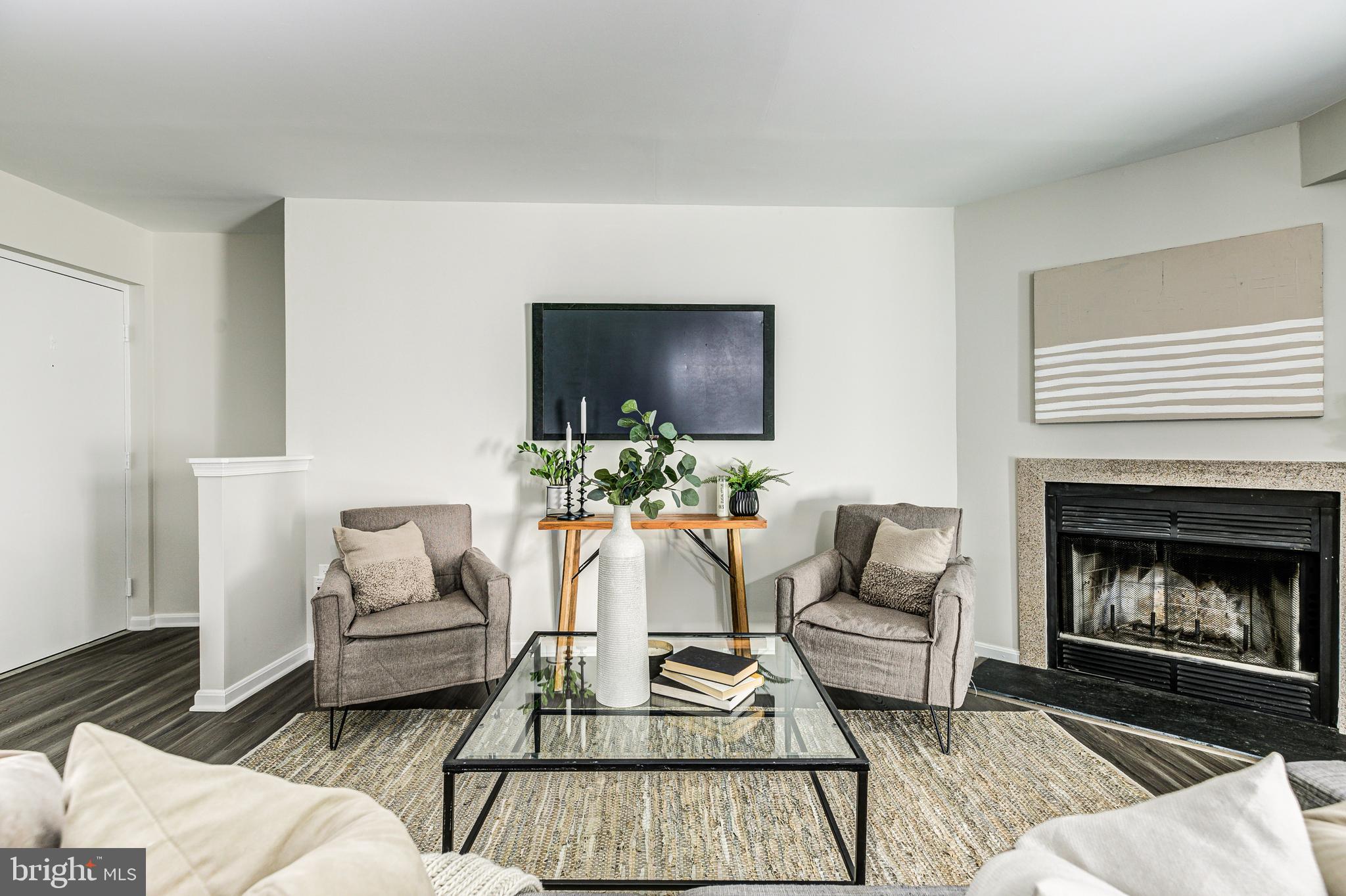 CROMWELL FOUNTAIN - Residential