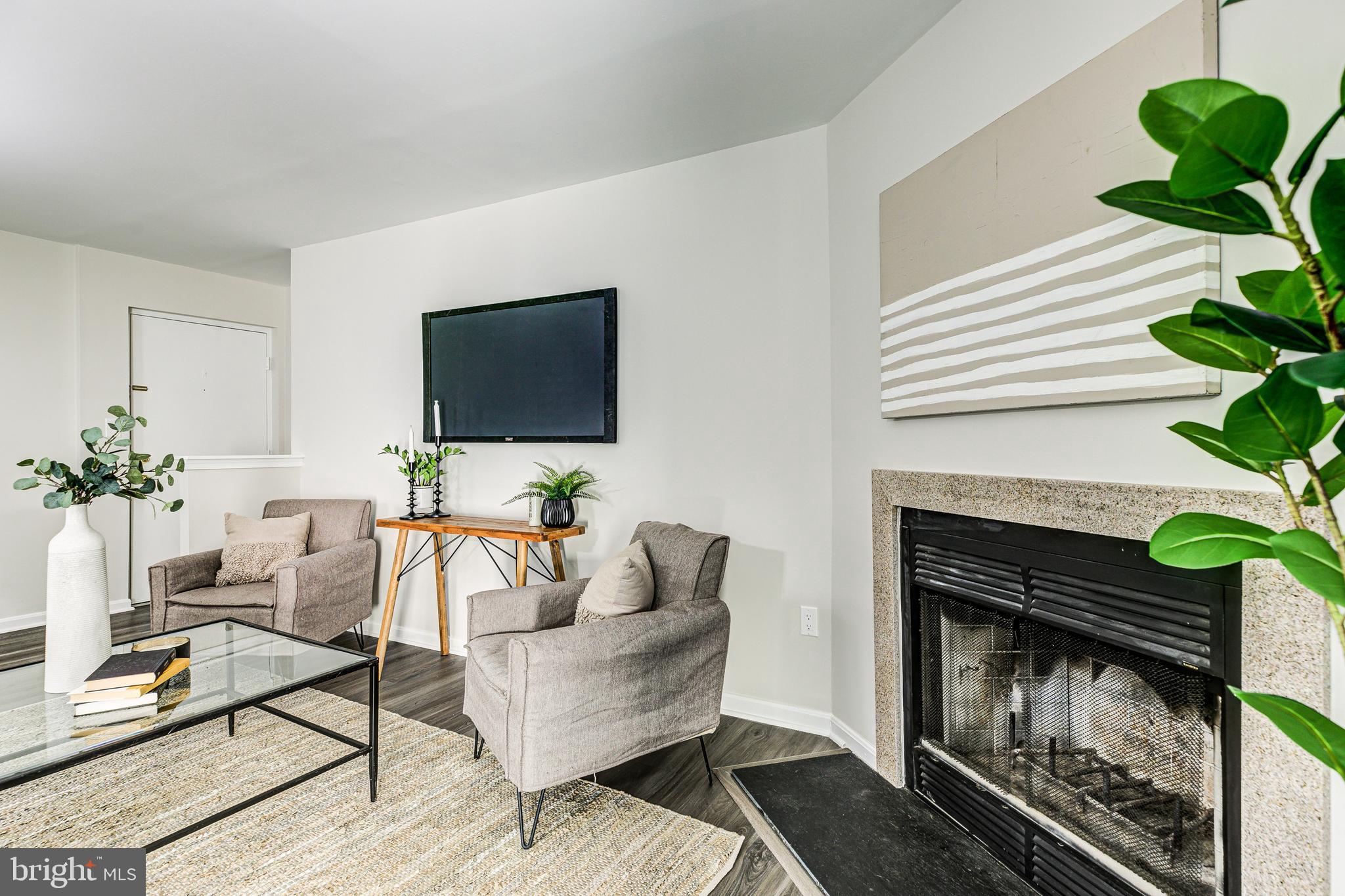 CROMWELL FOUNTAIN - Residential