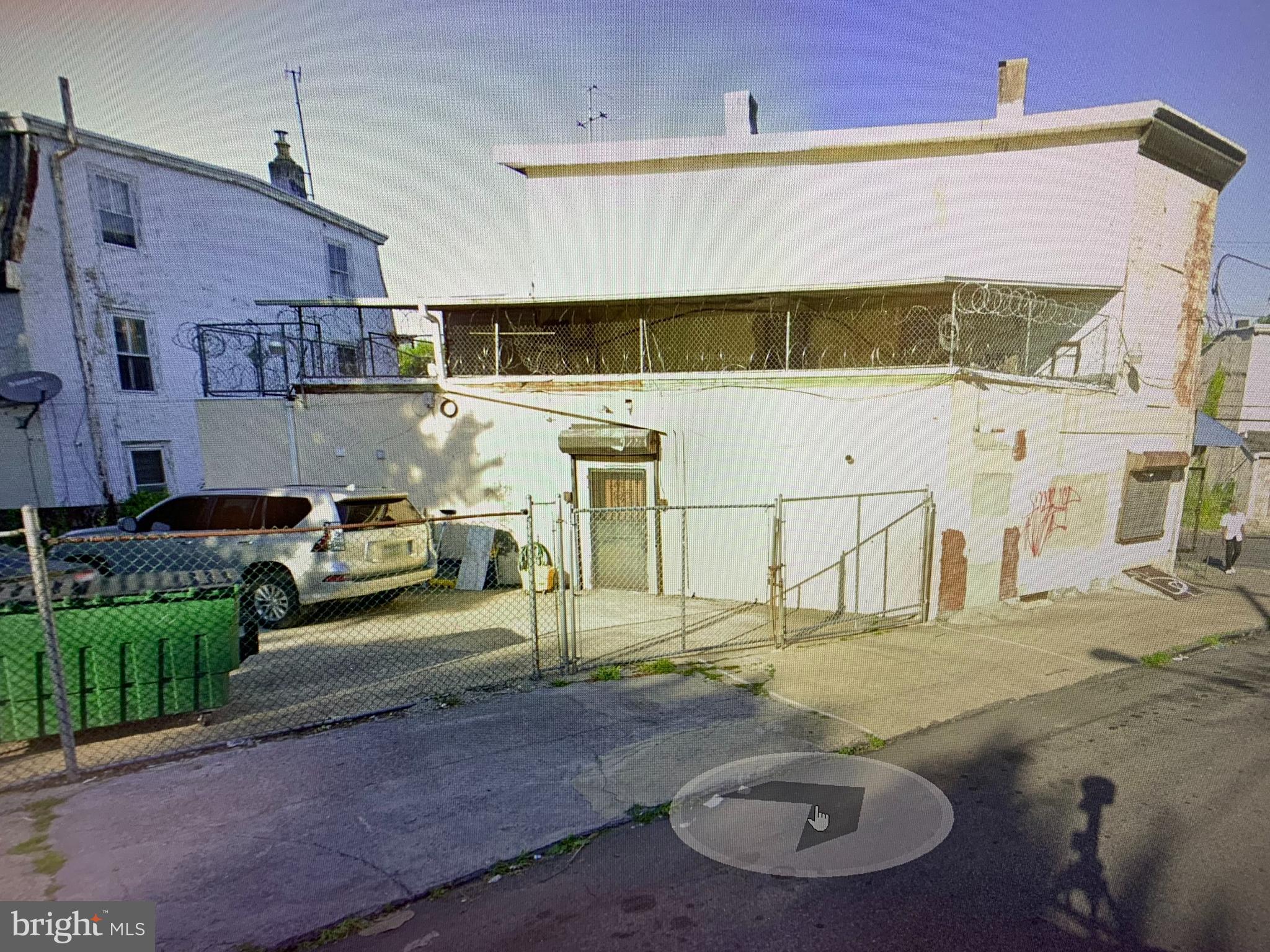 Main image without alt text