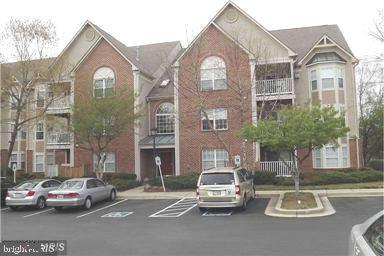 **No steps!**Remodeled, spacious first floor condo in great Annapolis community with fantastic amenities! Secure building. Open floor plan. Two master suites! Hardwood flooring, huge bedroom (approx 12'x24') with bay window and wonderful walk-in closet with custom built-ins. . Kitchen has upgraded stainless steel appliances, granite countertops. Private deck. Community clubhouse, party room, tennis courts, basketball courts, picnic areas.