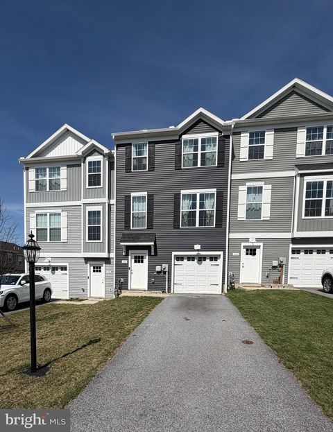 Townhouse For Sale - 170 Hudson Boulevard<br/> York County, RED LION, PA 17356