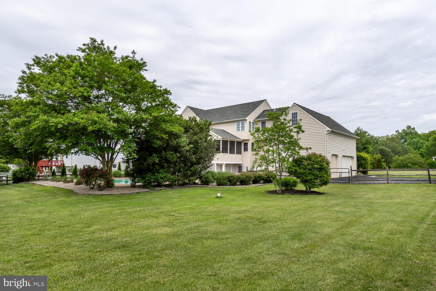 THREE CREEKS - Residential