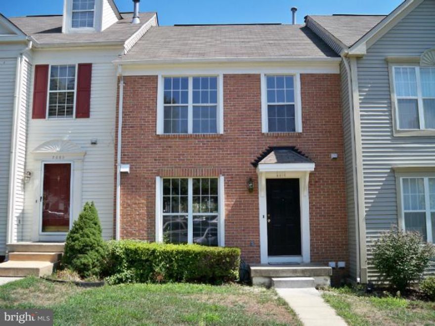 3BD/2FB/2HB in Rolling Brook.  Double walk-out to refinished deck & fenced yard overlooks pool. Min to 95/Ft. Belvoir/Potomac Mill.