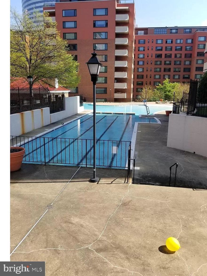 Cozy 572 sq. ft. one bedroom one bathroom unit in the River Place Community. Fantastic location, Rosslyn Metro is minutes away walking.