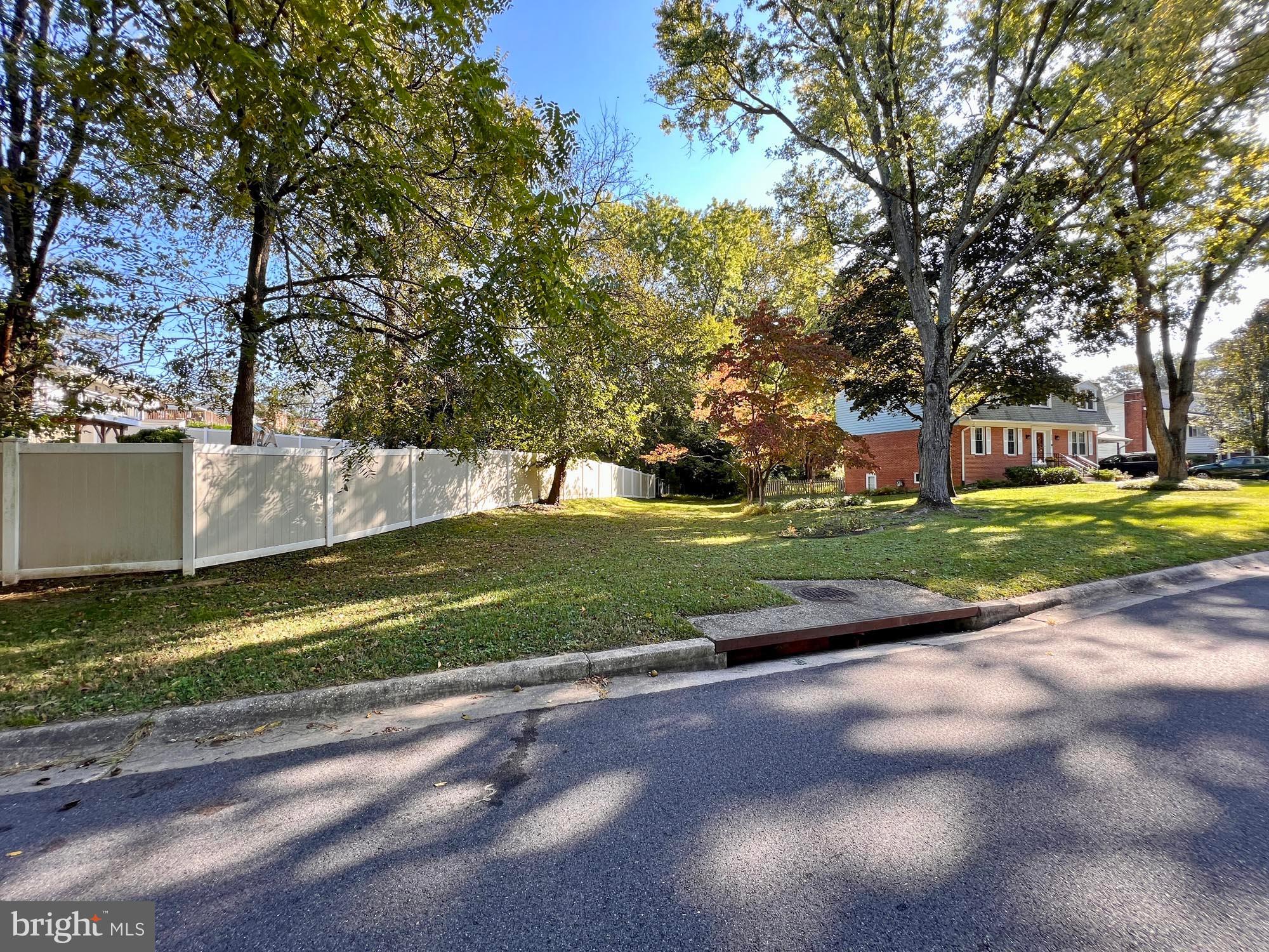 SILVER SPRING - Land