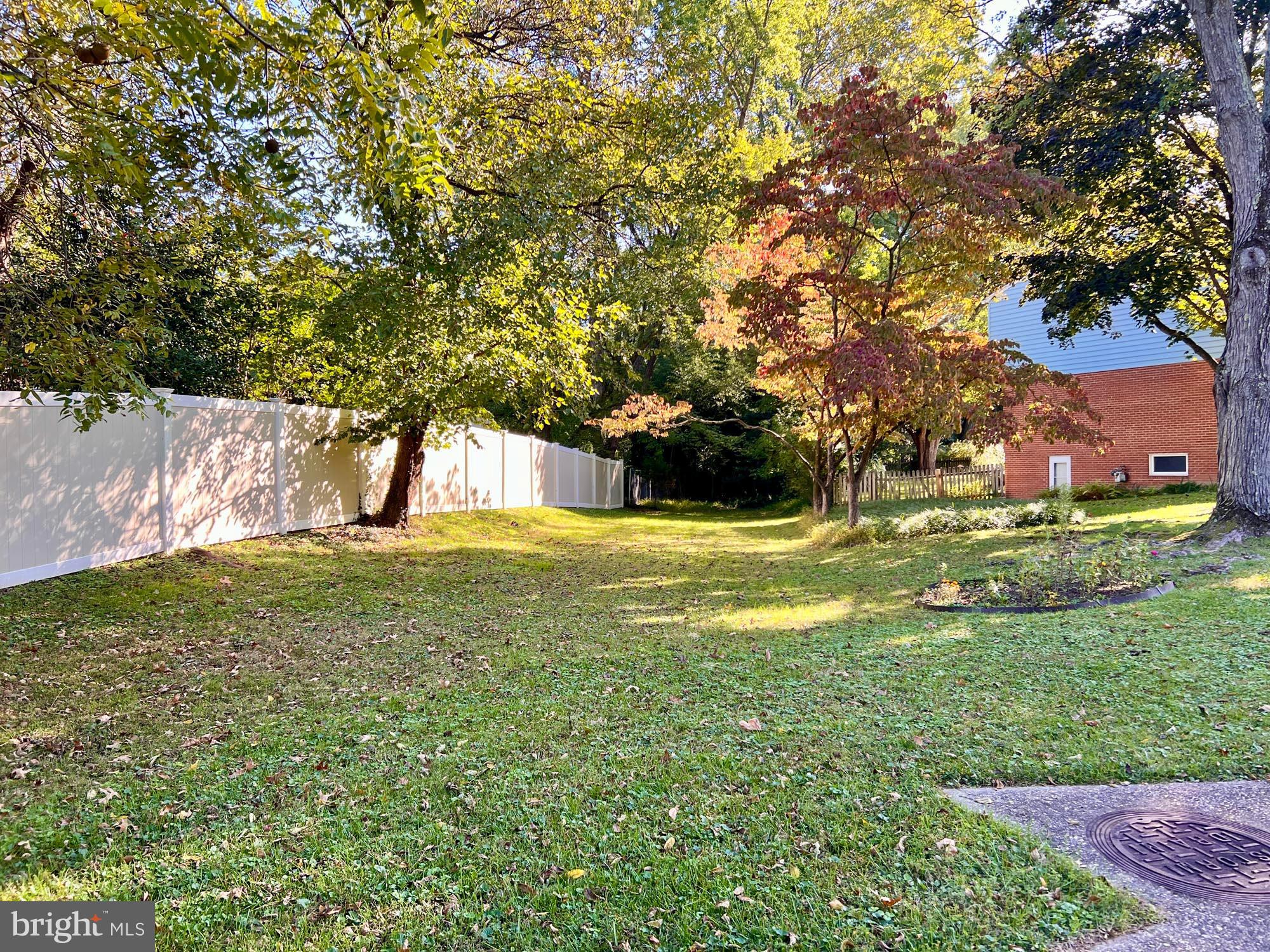 SILVER SPRING - Land