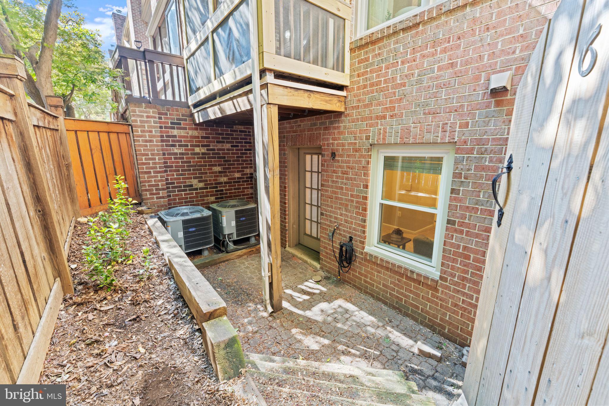 TOWNES OF BALLSTON - Residential