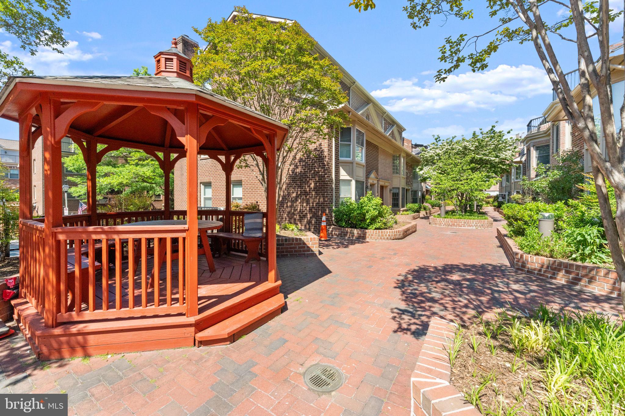TOWNES OF BALLSTON - Residential
