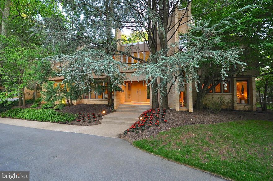 This turn-key modern architectural glass home delights. Meticulously staff-maintained and built in the forest, the bright inviting living spaces include a renovated gourmet kitchen, glass enclosed sunken great room and dining room, all directly connected to private pool and tennis. An expansive master suite has his/her baths, huge closets and a private lounge. Ask for 656 photos and video!