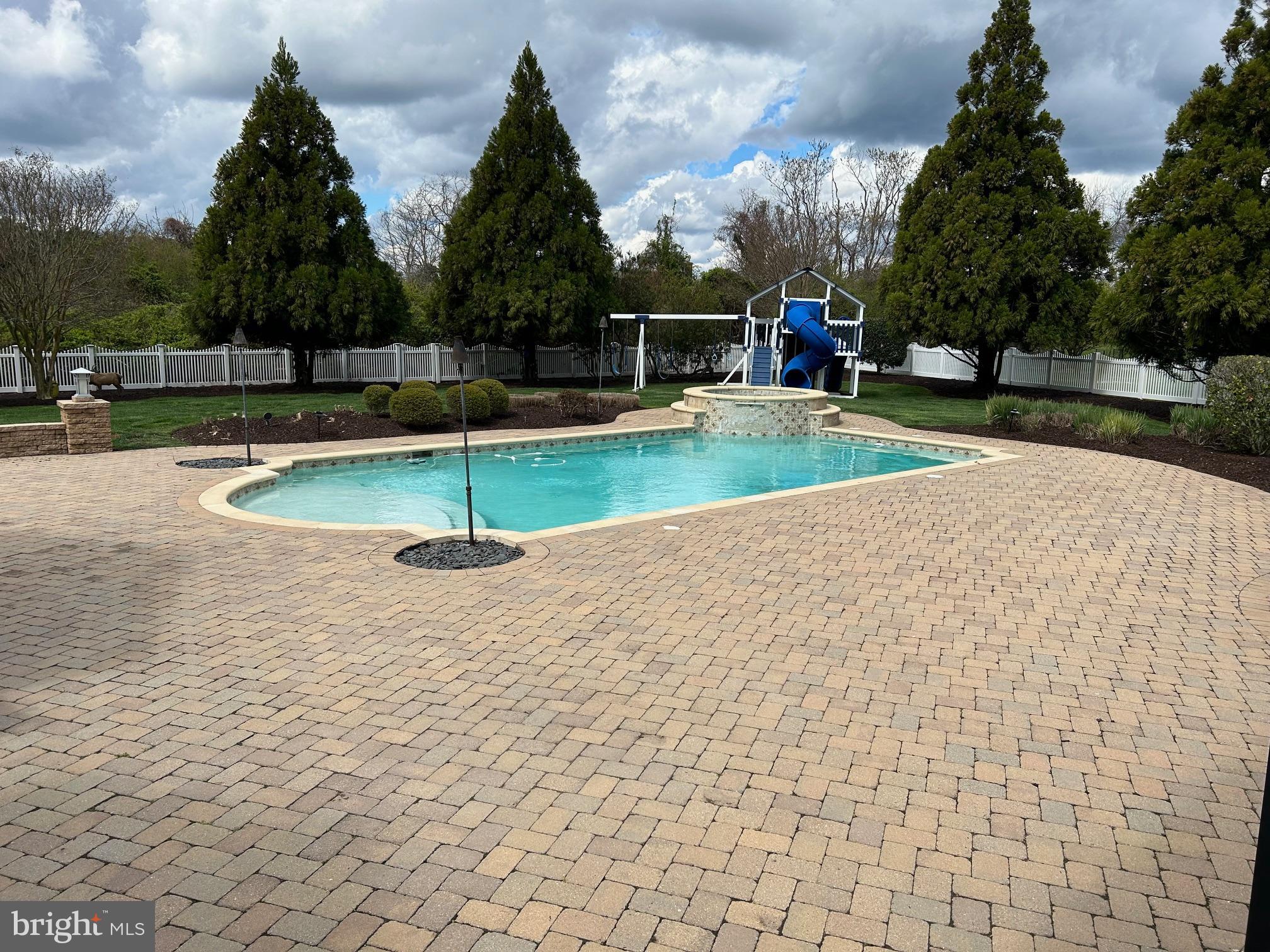 CAPTAINS HILL - Residential