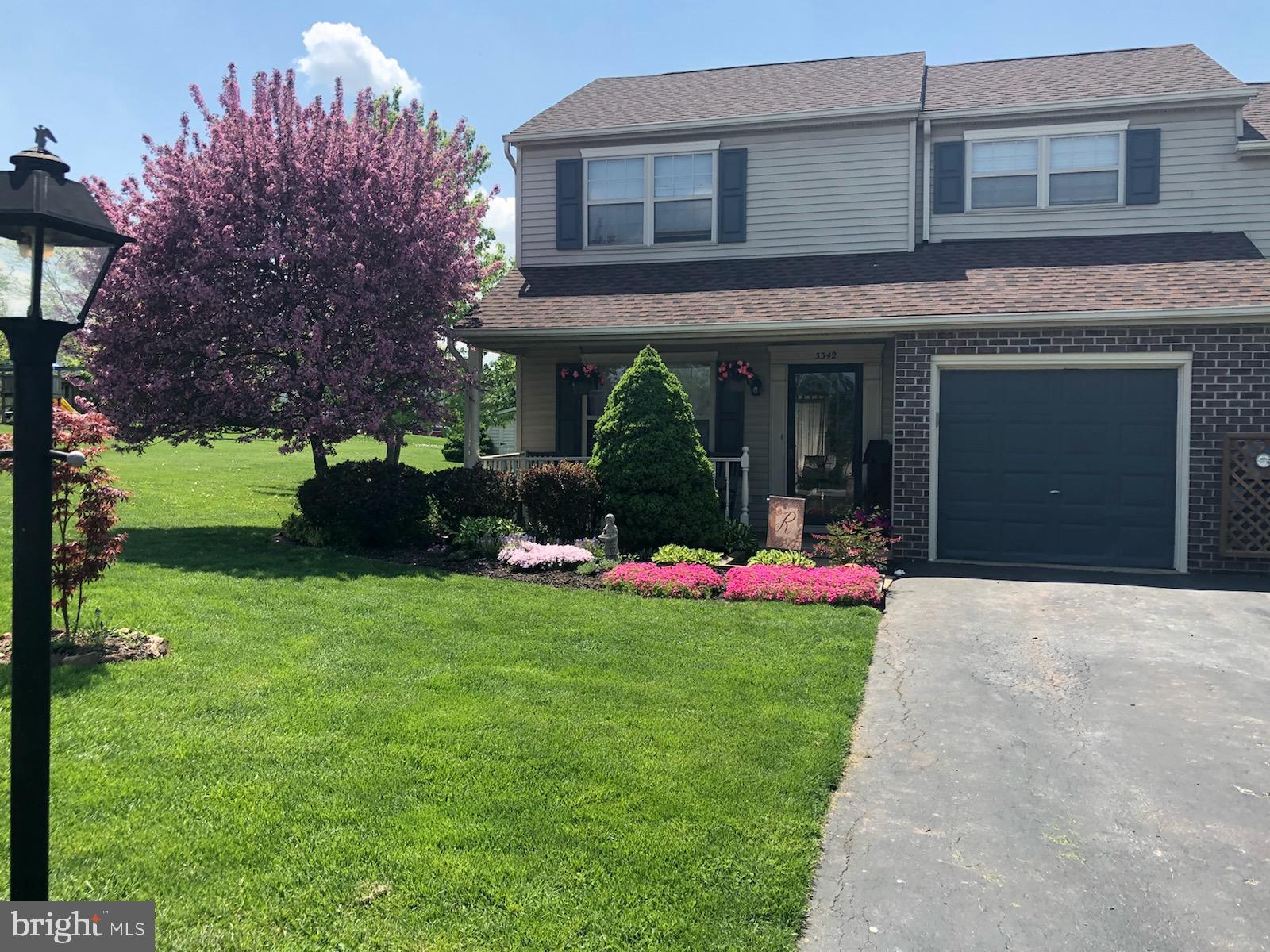 Beautiful, well-kept home features first floor laundry, family room, waterproof laminate flooring, 1-car garage. Large size master bedroom with walk-in closet and sitting area. Paverstone patio overlooks backyard, excellent space for entertaining.