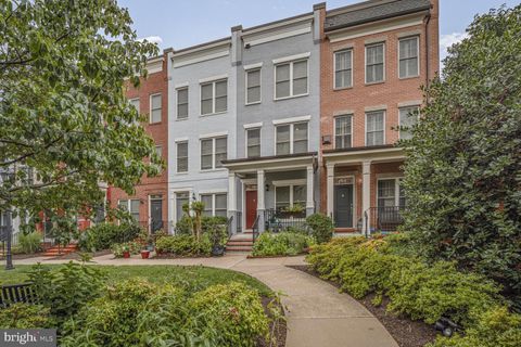 586 REGENT PLACE NE WASHINGTON DC 20017