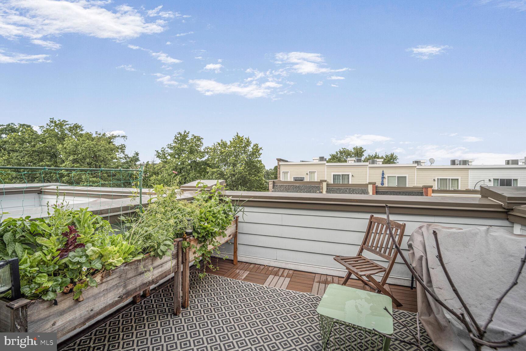 586 REGENT PLACE NE