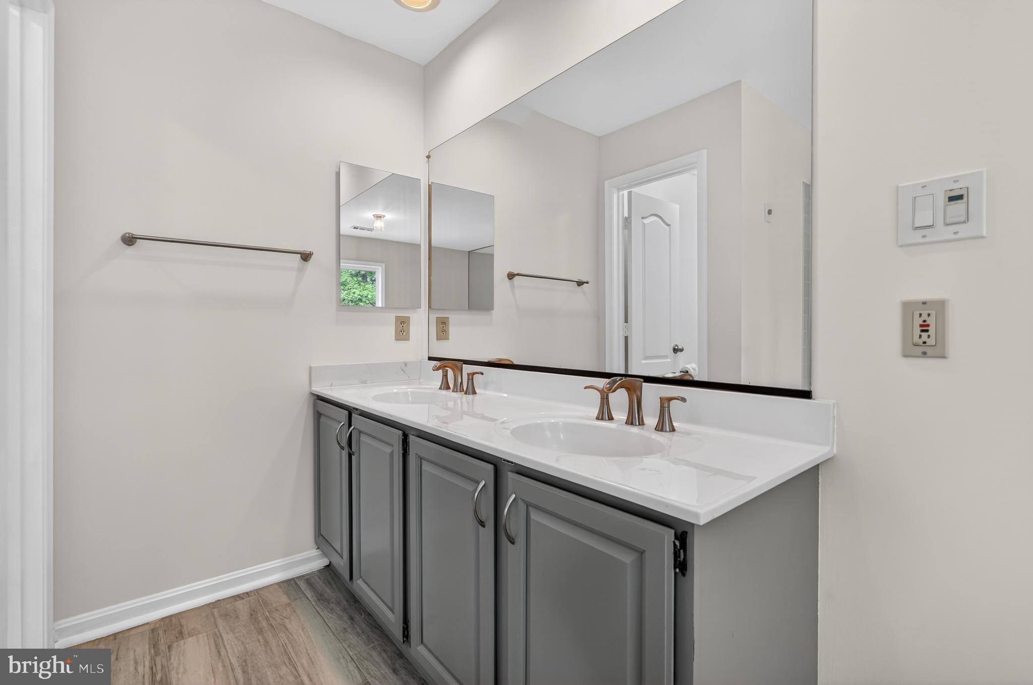 SHERWOOD FOREST MANOR - Residential