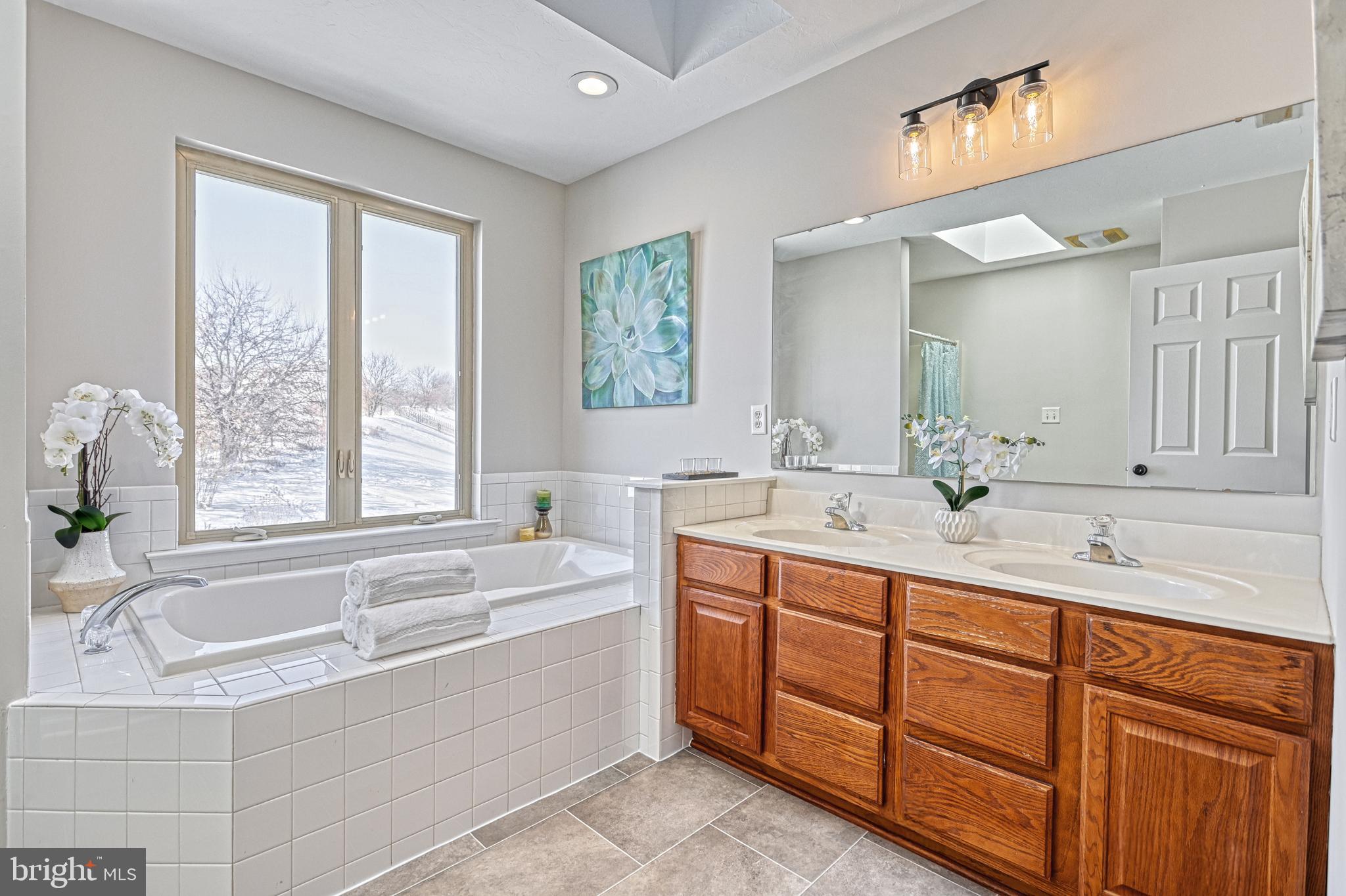 COLONIAL HILLS - Residential